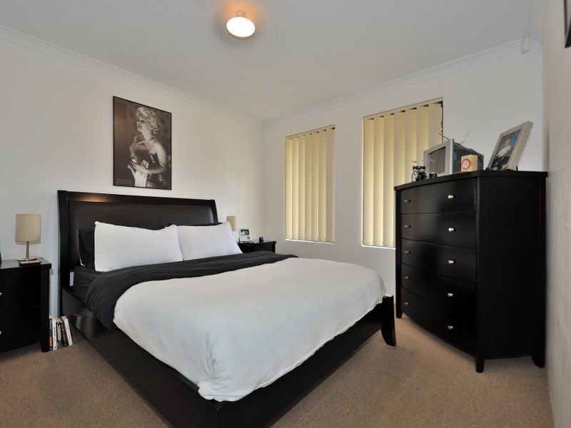 6 Madge Way, Leda WA 6170