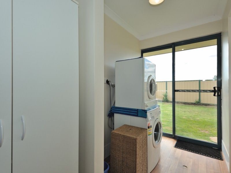 6 Madge Way, Leda WA 6170