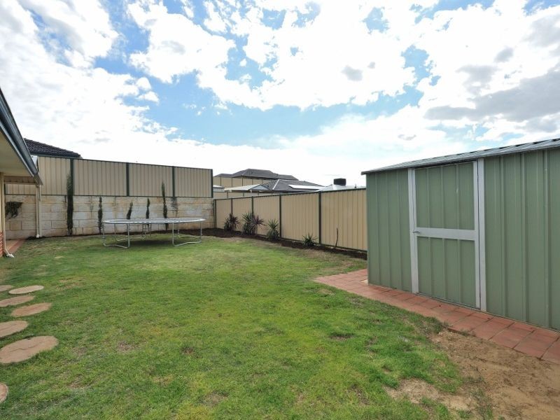 6 Madge Way, Leda WA 6170