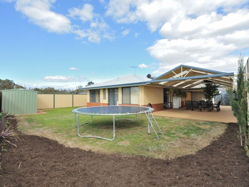 6 Madge Way, Leda WA 6170