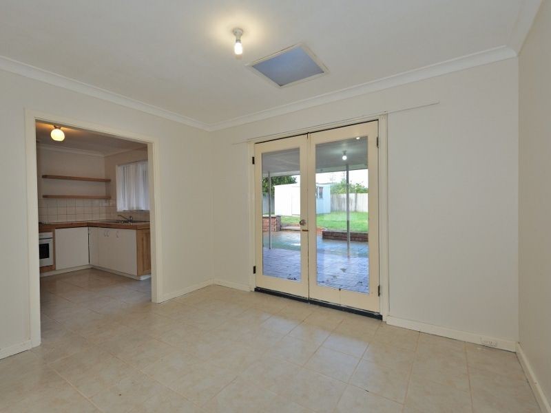 18 Dawson Way, Parmelia WA 6167