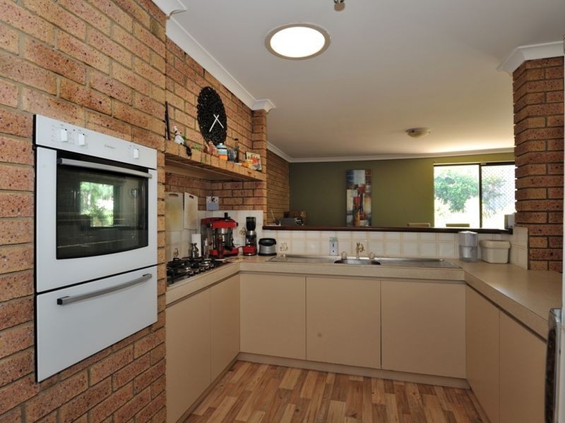11 Sheoak Heights, Parmelia WA 6167