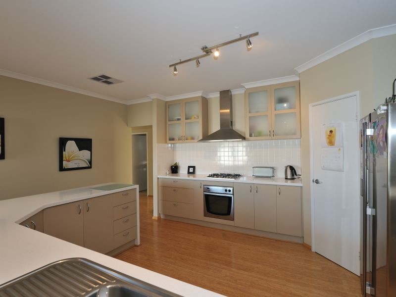 82 Colchester Avenue, Orelia WA 6167