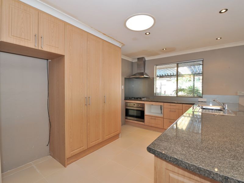 12 Devitt Grove, Parmelia WA 6167