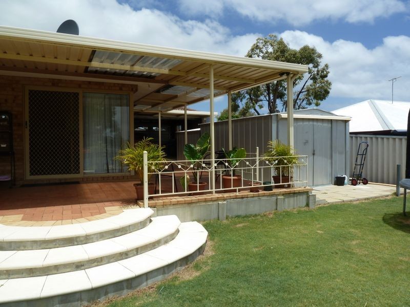 17 Camfield Loop, Parmelia WA 6167