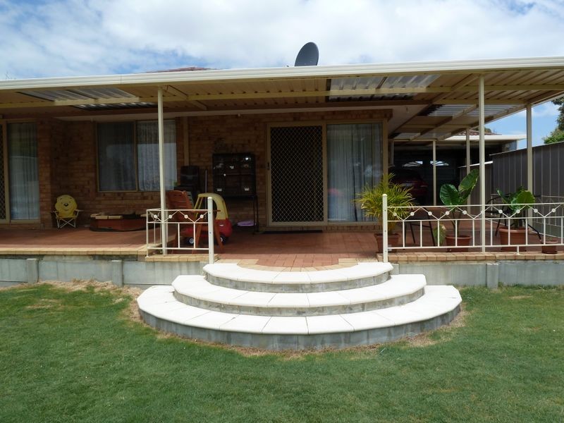 17 Camfield Loop, Parmelia WA 6167