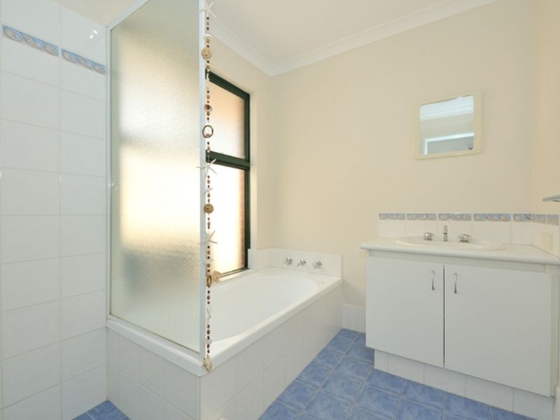 8 Hueston Lookout, Leda WA 6170