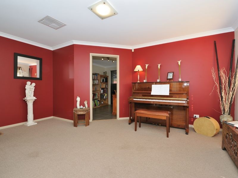 9 Brougham Crescent, Orelia WA 6167