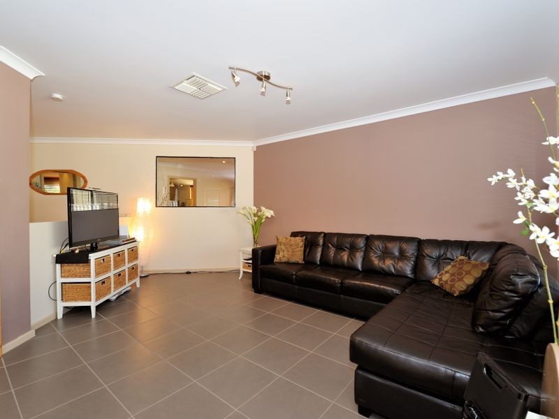 9 Brougham Crescent, Orelia WA 6167
