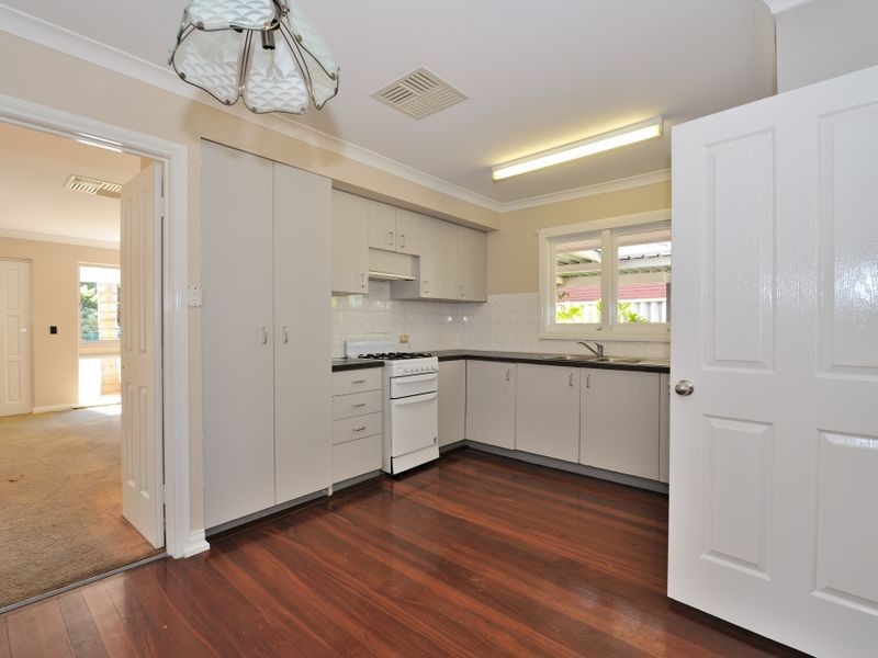 4 Clark Way, Orelia WA 6167