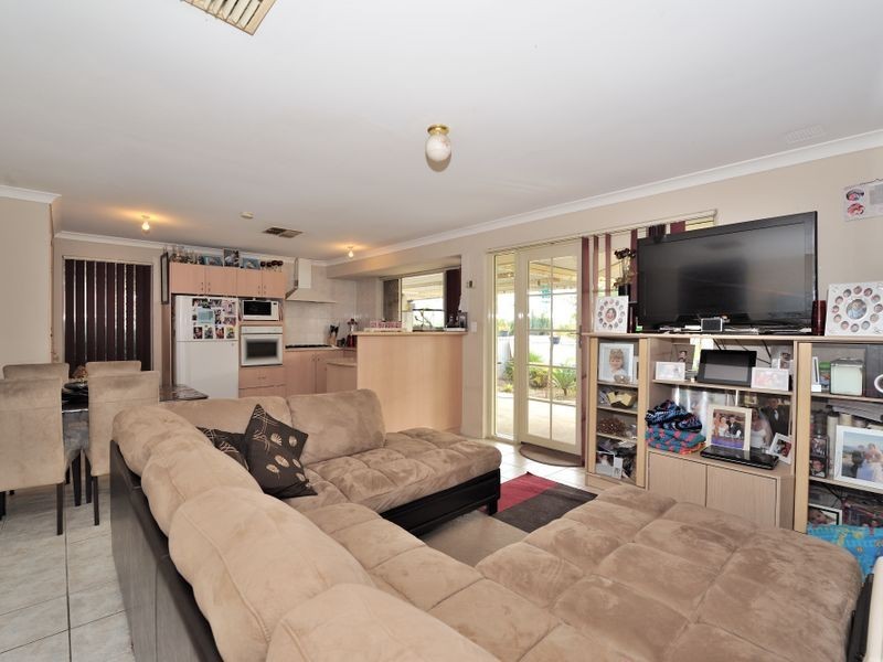 15 Camfield Loop, Parmelia WA 6167
