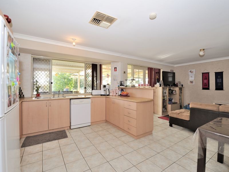 15 Camfield Loop, Parmelia WA 6167