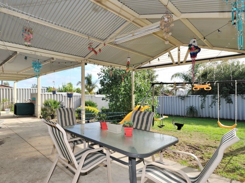 15 Camfield Loop, Parmelia WA 6167