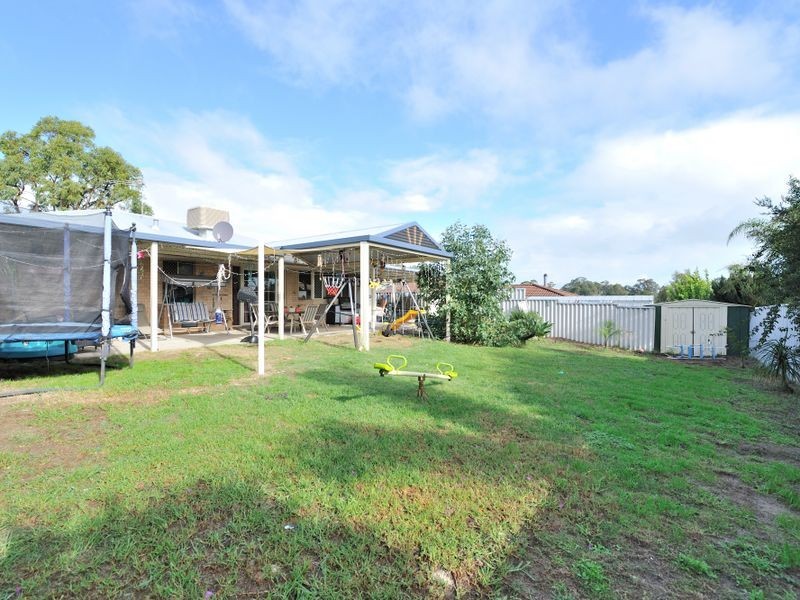 15 Camfield Loop, Parmelia WA 6167