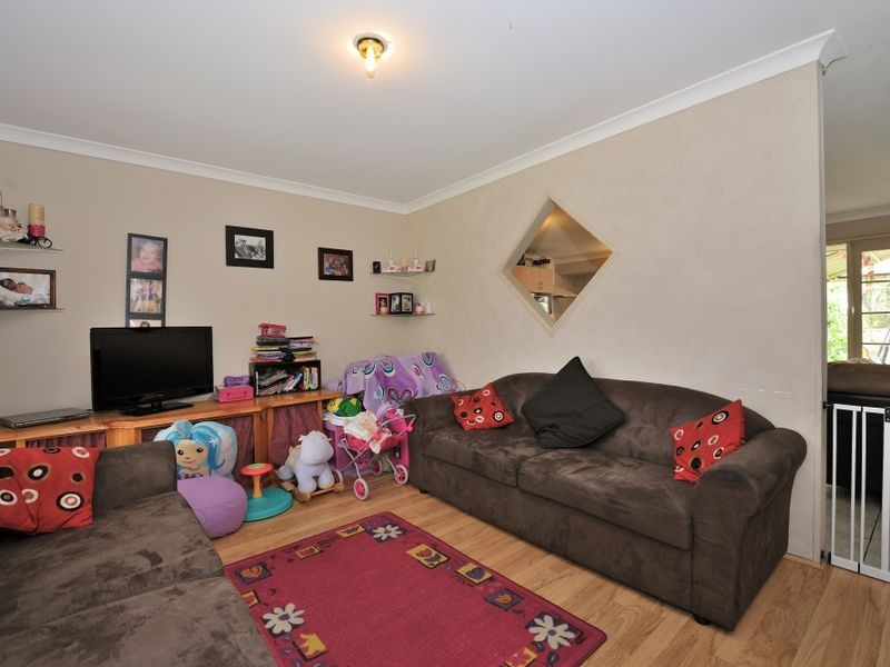 15 Camfield Loop, Parmelia WA 6167