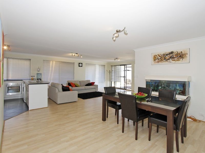 8 Wincanton Chase, Leda WA 6170