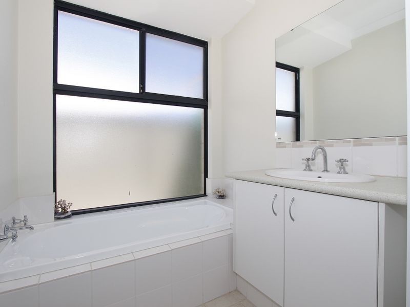 8 Wincanton Chase, Leda WA 6170