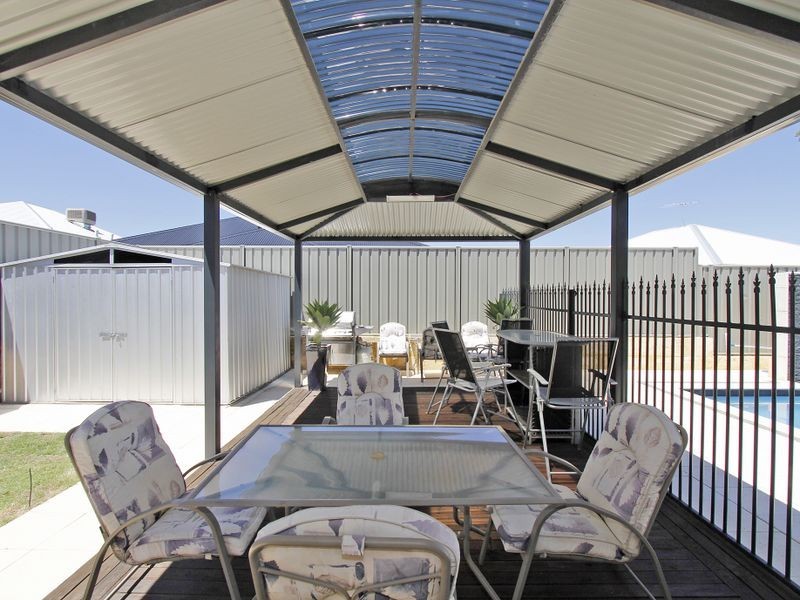 8 Wincanton Chase, Leda WA 6170