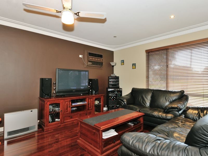 11 Pudney Place, Orelia WA 6167