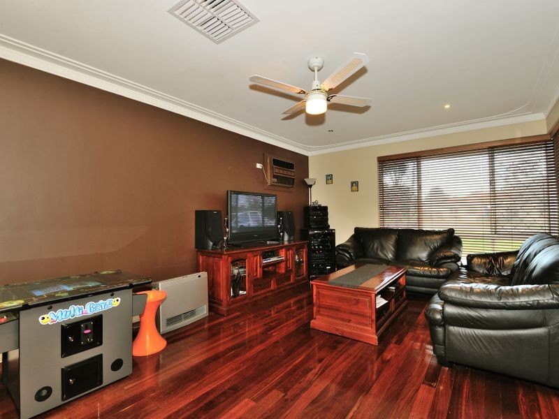 11 Pudney Place, Orelia WA 6167