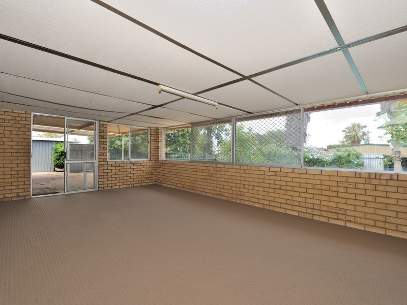 17 Farmer Way, Parmelia WA 6167