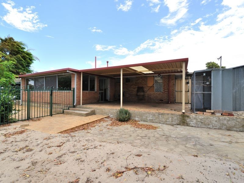 17 Farmer Way, Parmelia WA 6167