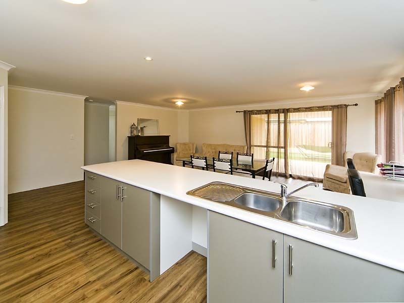 3 Garnet Way, Wellard WA 6170