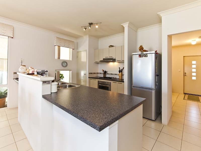 12 Abingdon Cres, Wellard WA 6170