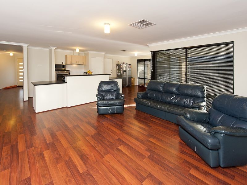 8 Chertsey Way, Wellard WA 6170