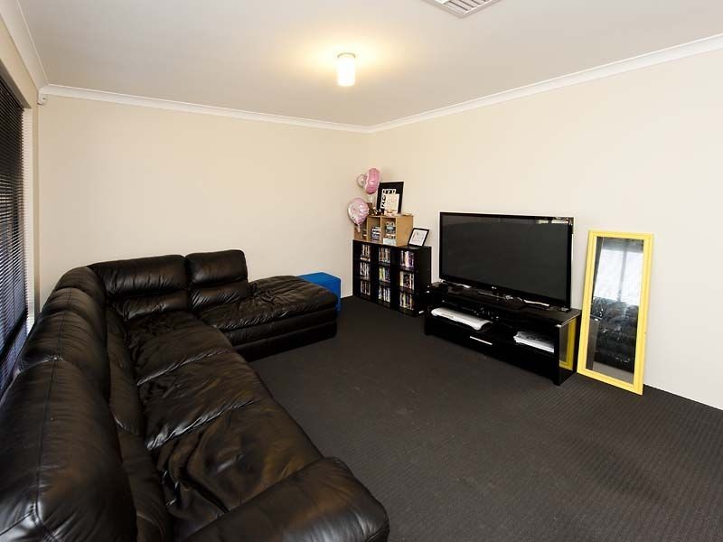 8 Chertsey Way, Wellard WA 6170