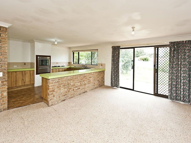 2 Lark Crescent, Yangebup WA 6164