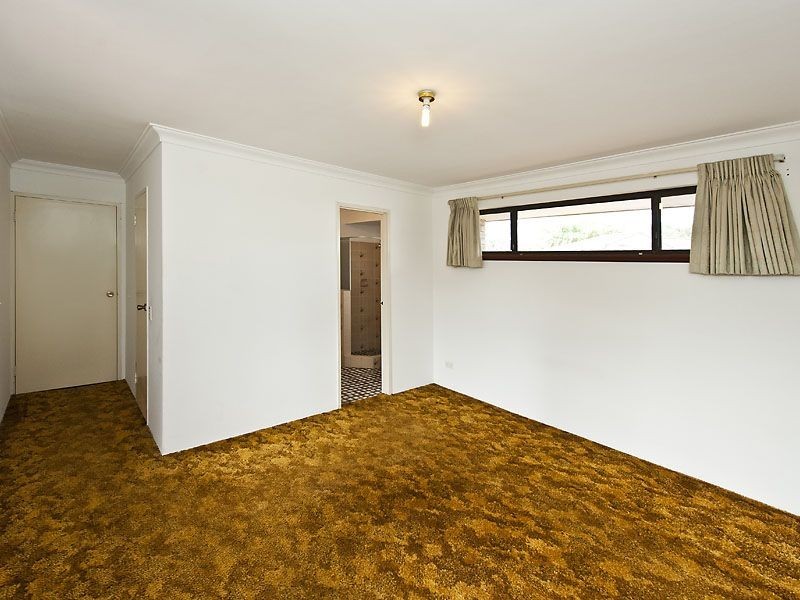 2 Lark Crescent, Yangebup WA 6164