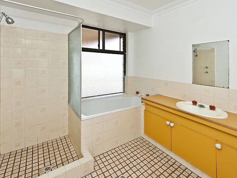 2 Lark Crescent, Yangebup WA 6164