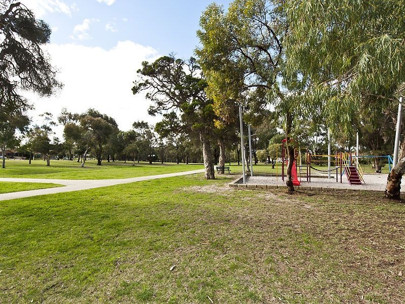 2 Lark Crescent, Yangebup WA 6164