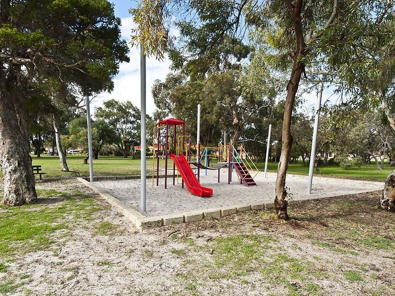 2 Lark Crescent, Yangebup WA 6164