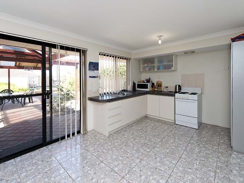 27 Sutherland Parade, Parmelia WA 6167