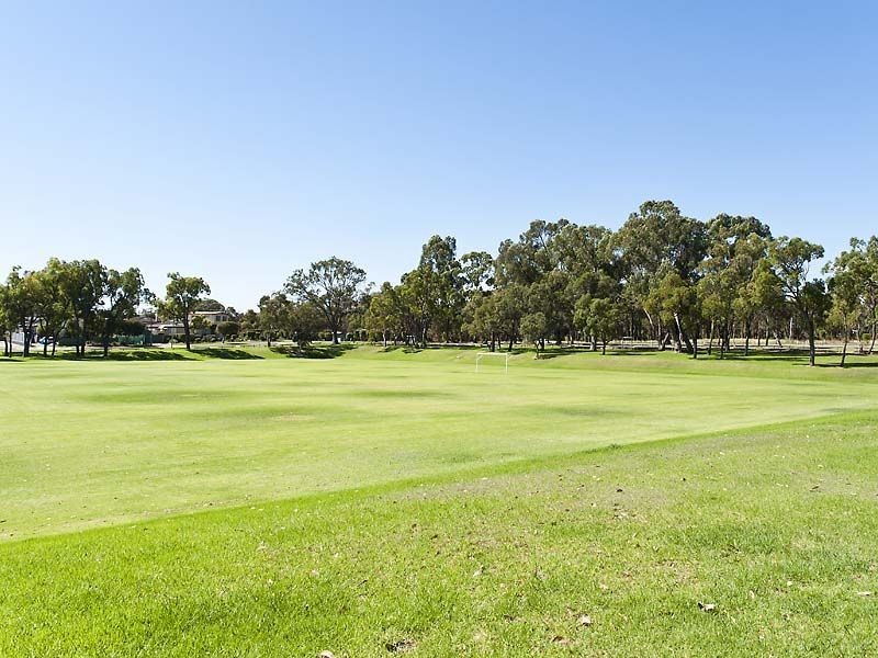 35 Rhodes Crescent, Calista WA 6167