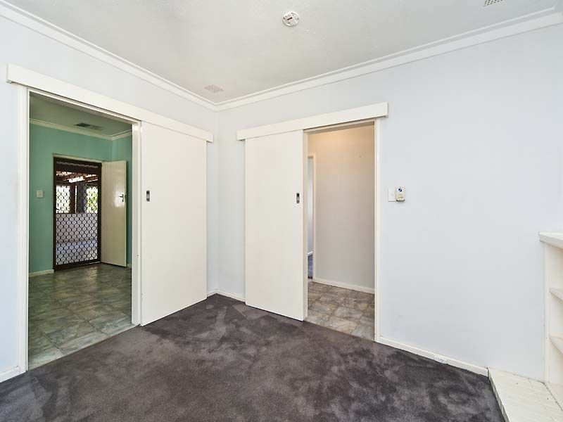 35 Rhodes Crescent, Calista WA 6167