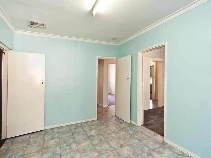 35 Rhodes Crescent, Calista WA 6167