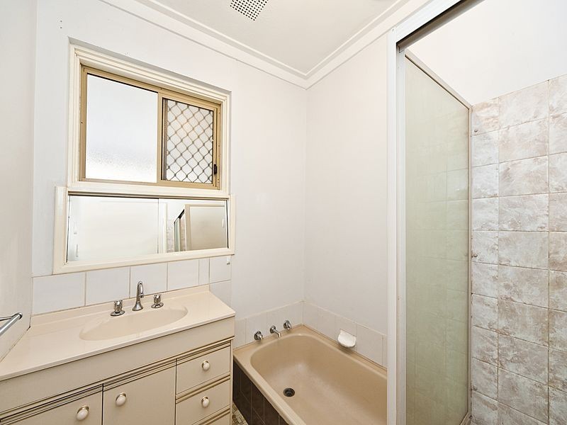 35 Rhodes Crescent, Calista WA 6167
