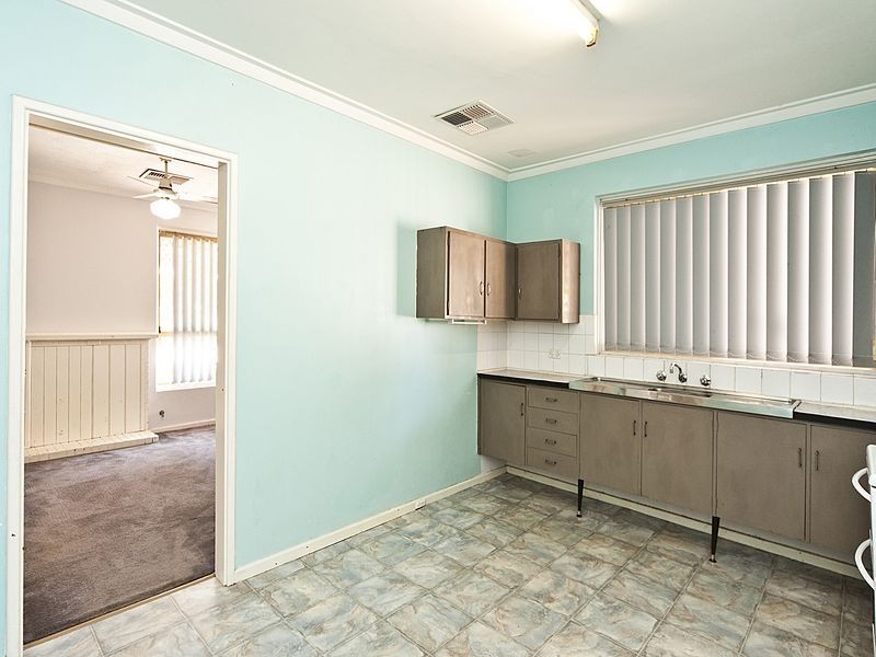 35 Rhodes Crescent, Calista WA 6167