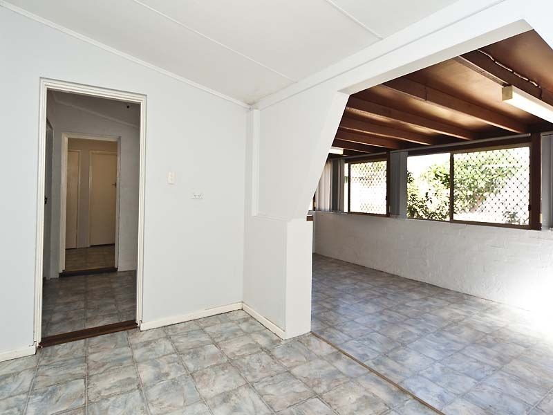 35 Rhodes Crescent, Calista WA 6167