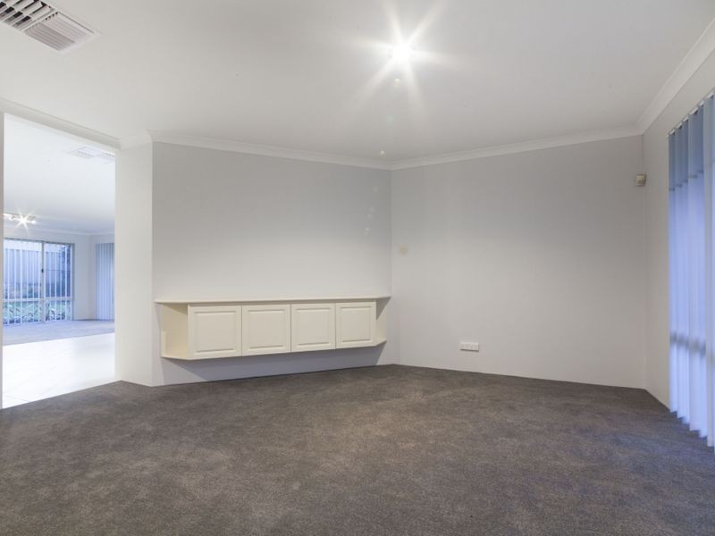4 Walmer Place, Orelia WA 6167