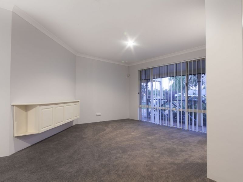 4 Walmer Place, Orelia WA 6167