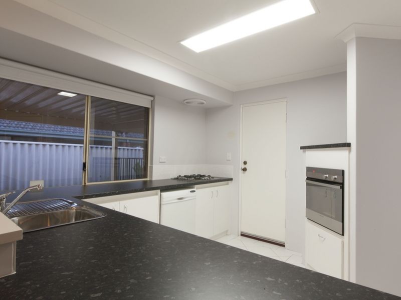 4 Walmer Place, Orelia WA 6167