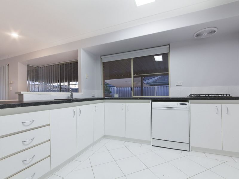 4 Walmer Place, Orelia WA 6167