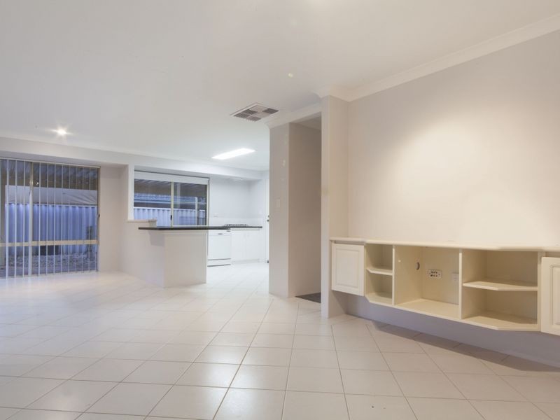 4 Walmer Place, Orelia WA 6167