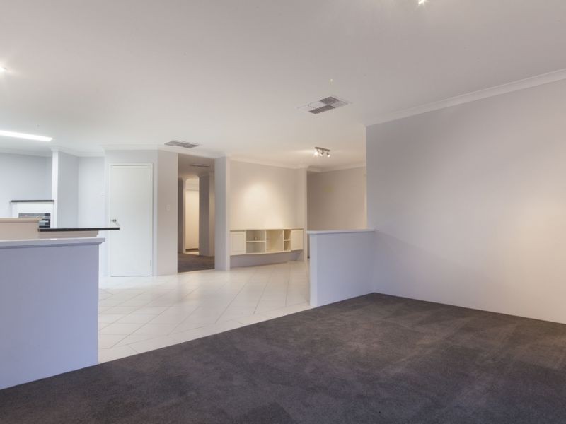 4 Walmer Place, Orelia WA 6167