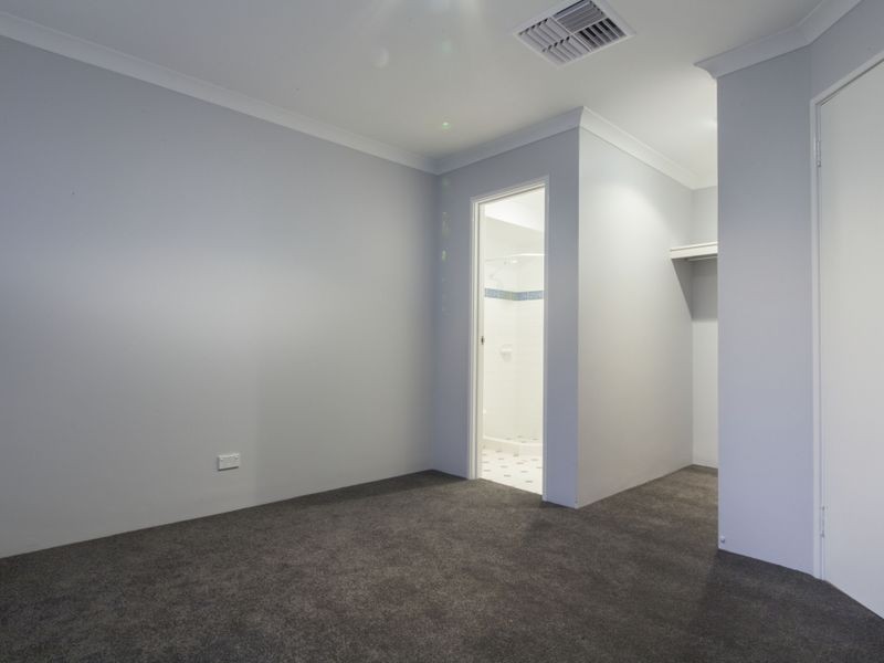 4 Walmer Place, Orelia WA 6167