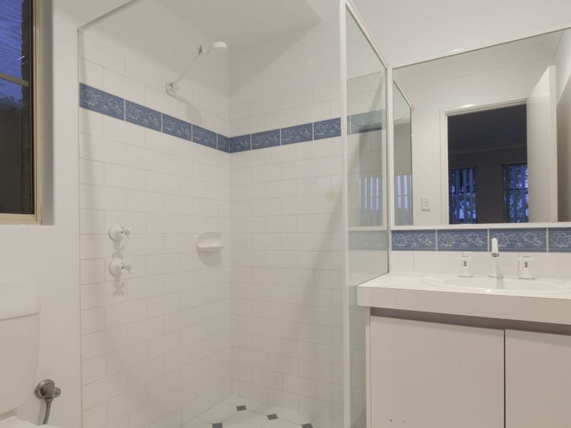4 Walmer Place, Orelia WA 6167